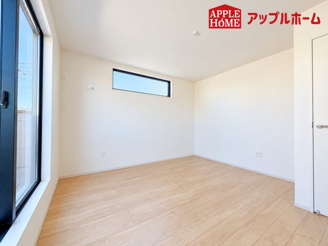 さいたま市見沼区東大宮2期の収納|お洋服を大切にされる方に大変喜ばれる、ウォークインクローゼット。お洋服以外にも掃除機やスーツケースなどを一箇所に集約できるのは魅力ですね！扉が一箇所ですので、お部屋の見た目にもスッキリ！
