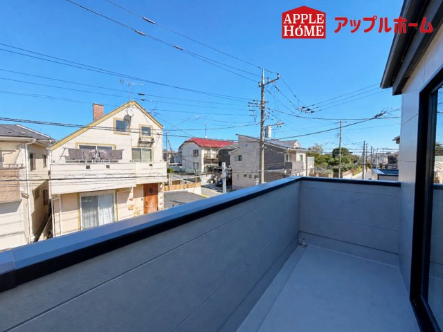さいたま市見沼区東大宮2期のバルコニー|家族分の洗濯物もしっかり干せます。日当たりも良く、毎日のお洗濯が楽しくなりそう♪お布団は手軽に干せていつもポカポカに☆