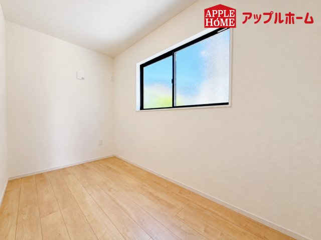 さいたま市見沼区東大宮2期のトイレ|白を基調とした清潔感のある明るい空間。