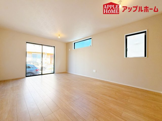さいたま市見沼区東大宮2期の居間・リビング|大きな窓のあるリビングは、陽光あふれる明るい空間です。居心地良く、ご家族皆がゆったり寛げる憩いの空間となりそうです。