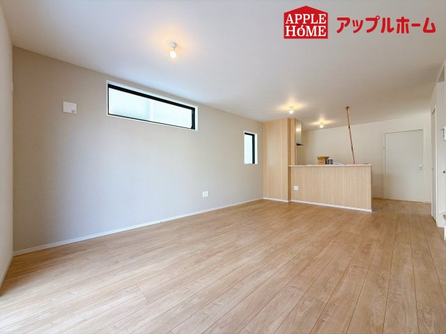 さいたま市見沼区東大宮2期の居間・リビング|大きな窓のあるリビングは、陽光あふれる明るい空間です。居心地良く、ご家族皆がゆったり寛げる憩いの空間となりそうです。