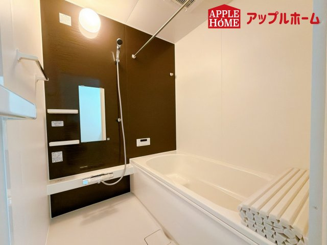 さいたま市見沼区東大宮2期の独立洗面台|三面鏡付きの洗面化粧台ですので、たっぷりと収納いただけます。白を基調とした清潔感のある快適空間です。毎日の身支度も気持ち良くお使い頂けます！！