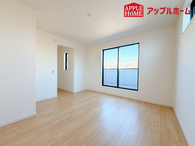 さいたま市見沼区東大宮2期の洋室|クローゼット付きの洋室は、収納スペースが豊富で部屋全体がすっきりと片付きやすいのが特徴です。衣類や荷物を整理しやすく、生活感を抑えた洗練された空間を保てます。