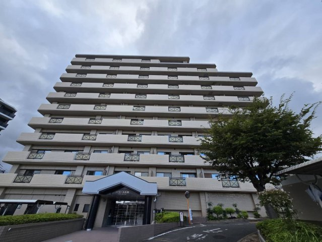 ファミール大橋グランヒルズの外観|手入れの行き届いた、美しい植栽に囲まれた外観です♪