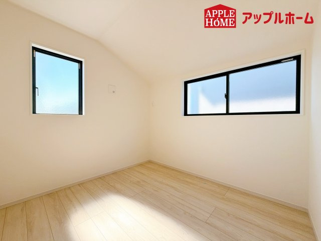 さいたま市見沼区東大宮2期の洋室|窓からの光の差し込みはお子様の生活を温かく包みます。明るく清潔感のある居室！