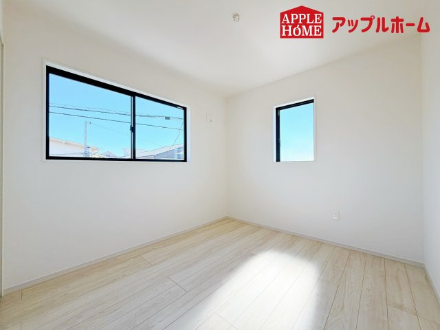さいたま市見沼区東大宮2期の洋室|充分な広さの収納を備え、風通しも良く、大変居心地の良い採光良好な洋室は、快適空間。プライベートの時間もゆったりお寛ぎ頂けそうですね！