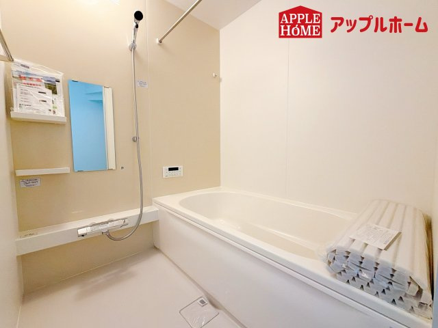 さいたま市見沼区東大宮2期の浴室|広いバスルームです。浴槽にはステップが付いているので、半身浴や親子入浴も楽しめます♪浴室暖房乾燥機付きなので、雨天時には浴室でお洗濯物を乾かすこともできます♪