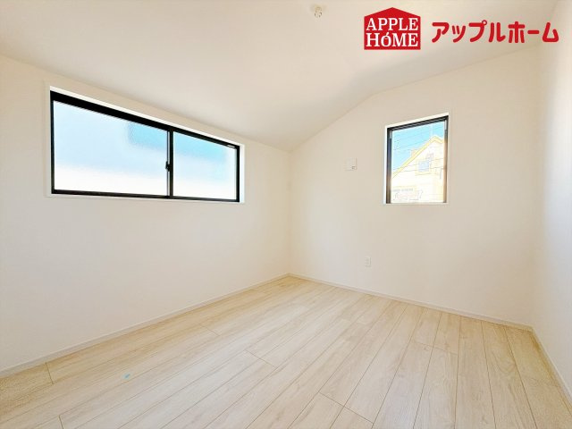 さいたま市見沼区東大宮2期の洋室|クローゼット付きの洋室は、収納スペースが豊富で部屋全体がすっきりと片付きやすいのが特徴です。衣類や荷物を整理しやすく、生活感を抑えた洗練された空間を保てます。