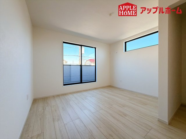 さいたま市見沼区東大宮2期の洋室|充分な広さの収納を備え、風通しも良く、大変居心地の良い採光良好な洋室は、快適空間。プライベートの時間もゆったりお寛ぎ頂けそうですね！