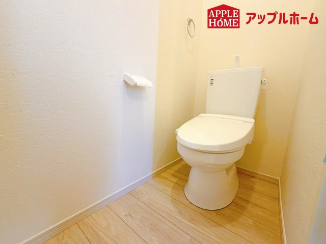 さいたま市見沼区東大宮2期のトイレ|白を基調とした清潔感のある明るい空間。毎日快適・清潔に使用できます。