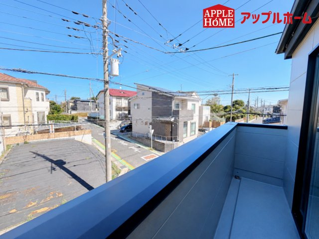 さいたま市見沼区東大宮2期のバルコニー|家族分の洗濯物もしっかり干せます。日当たりも良く、毎日のお洗濯が楽しくなりそう♪お布団は手軽に干せていつもポカポカに☆