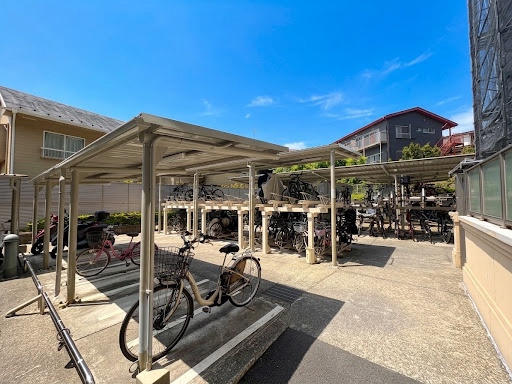ヴェレーナ東戸塚Ⅱの駐輪場|敷地内にしっかりと確保されており、日々の通勤や通学、お買い物などの移動手段として便利に利用できます。