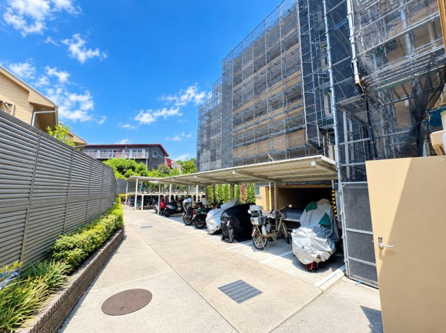 ヴェレーナ東戸塚Ⅱの駐輪場|最寄りのバス停「赤関橋」まで徒歩5分。駅へのアクセスも良く、周辺には生活施設が充実して暮らしやすいエリアです。