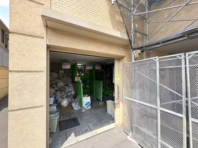 ヴェレーナ東戸塚Ⅱのその他共用部分|日々の生活に欠かせないゴミ置き場は敷地内に配置されており、天候を気にせずスムーズにゴミ出しが行えます。