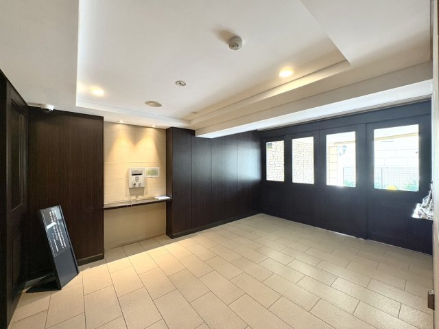 ヴェレーナ東戸塚Ⅱのエントランス|来訪者を優しく迎える落ち着いたデザインのエントランス。オートロック完備で防犯面も安心です。