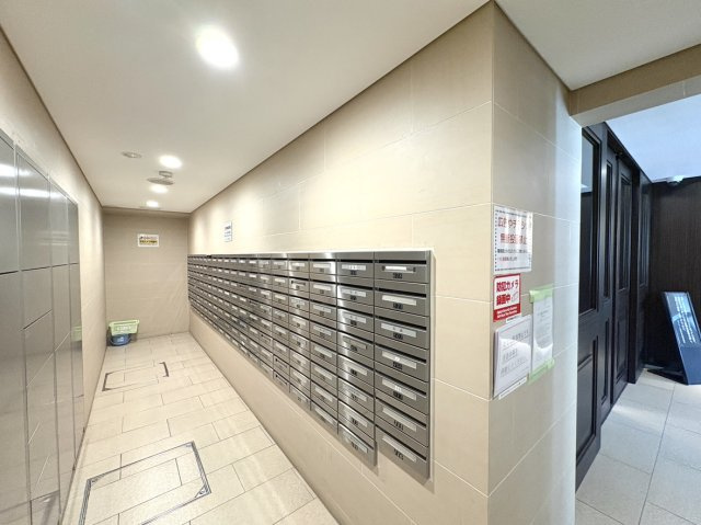 ヴェレーナ東戸塚Ⅱの設備|すっきりと整理された集合ポストエリア。ダイヤル式などでセキュリティ面にも配慮されています。