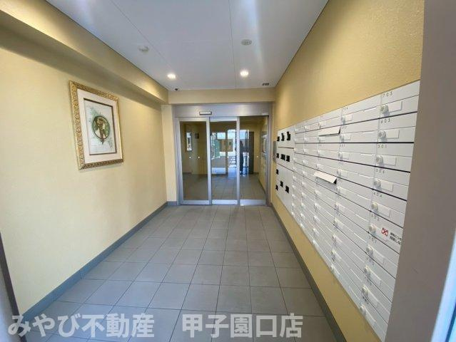 ハックスビエント甲子園口のロビー