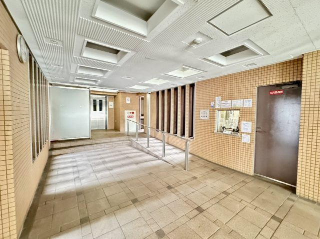神戸市東灘区本山中町４丁目の中古マンションのエントランス