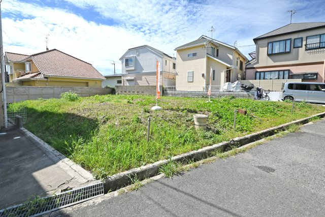 箕面市桜3丁目建築条件無し売土地の前面道路含む現地写真|現地は建物がなく、土地の広さや陽当たりをイメージしやすい状態です。周辺には戸建住宅が並び、穏やかな街並みも魅力のひとつ。これからどんな住まいを建てようか、家族で想像しながら現地をご覧いただけます。