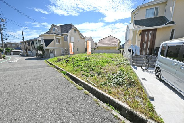 箕面市桜3丁目建築条件無し売土地の前面道路含む現地写真|約71坪の敷地は、こうして見ると広さもしっかり。建築条件がないため、ハウスメーカー選びから間取り、外観まで好みに合わせて考えられます。お庭や駐車スペースにも広さを活かせる、家づくりが楽しみな土地です。