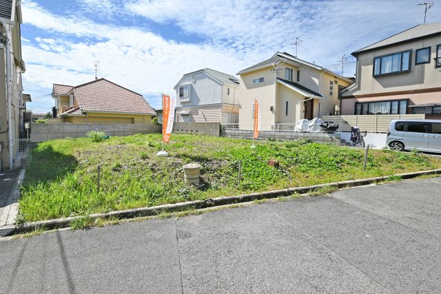 箕面市桜3丁目建築条件無し売土地の前面道路含む現地写真|陽射しが心地よく届く、広々とした土地。お庭をつくったり、駐車スペースを広めに取ったり、家族の希望に合わせたプランを考えられます。建築条件がないからこそ、間取りもデザインも自分たちらしく選べます