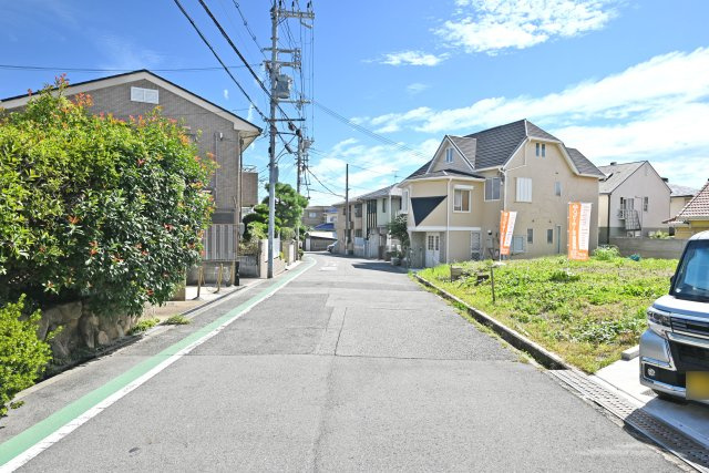 箕面市桜3丁目建築条件無し売土地の前面道路含む現地写真|前面道路は北東6.1ｍ公道です。
