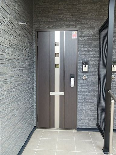 トレスト府中の玄関