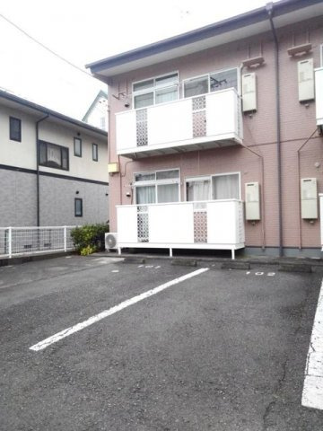 メゾンルピナスの駐車場