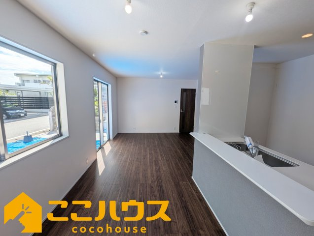 宜野湾市赤道　リーブルガーデン　新築戸建て　全2棟　1号棟のキッチン|LDK16帖