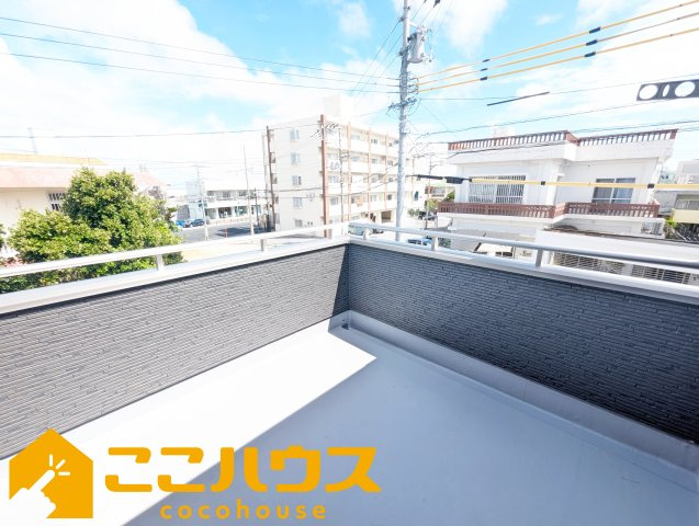 宜野湾市赤道　リーブルガーデン　新築戸建て　全2棟　1号棟のバルコニー|ワイドバルコニー