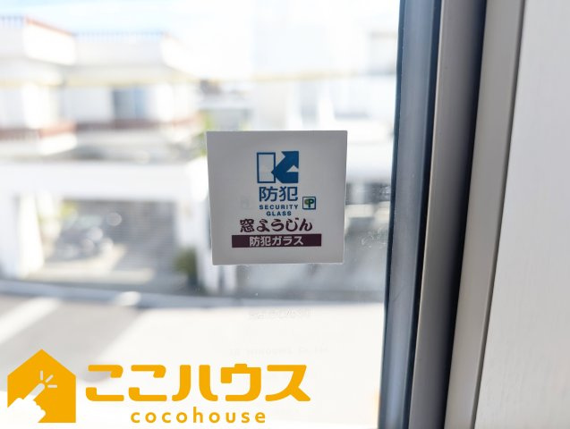 宜野湾市赤道　リーブルガーデン　新築戸建て　全2棟　1号棟の防犯設備|防犯ガラスを使用しております