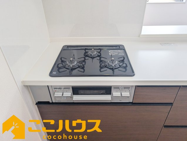 宜野湾市赤道　リーブルガーデン　新築戸建て　全2棟　1号棟のキッチン|三口コンロ