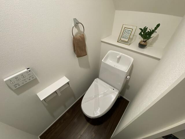 駿東郡清水町徳倉の新築一戸建のトイレ|棚付きなので、芳香剤や小物を置いてお気に入りの空間にアレンジするのもおすすめ。実用性と楽しさを両立できます。