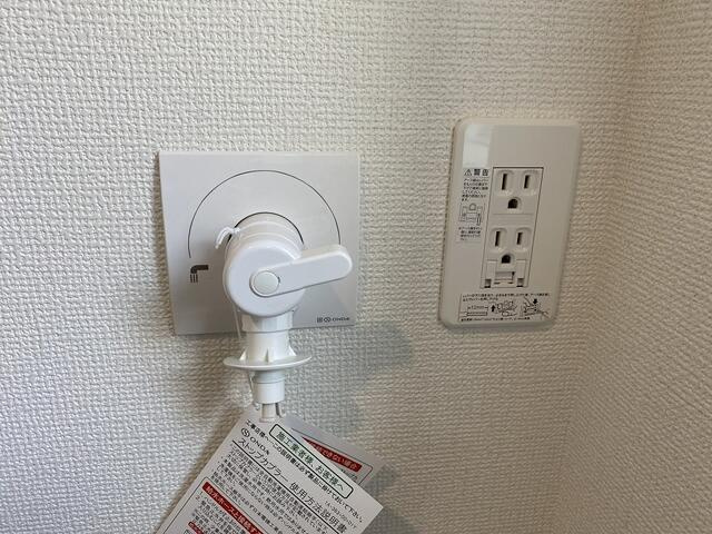 駿東郡清水町徳倉の新築一戸建の設備|万一ホースが外れた際などの水漏れリスク軽減に役立つ止水機能付き水栓。毎日使う場所だからこそうれしい設備です。