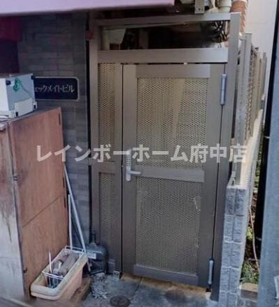 チェックメイトビルのエントランス