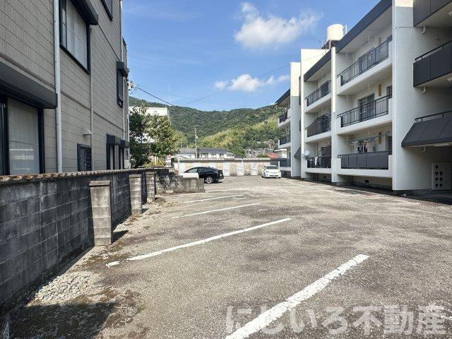 津乃峰マンションの駐車場
