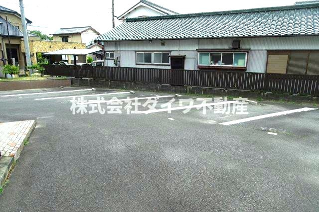 ハイツアイビー111の駐車場