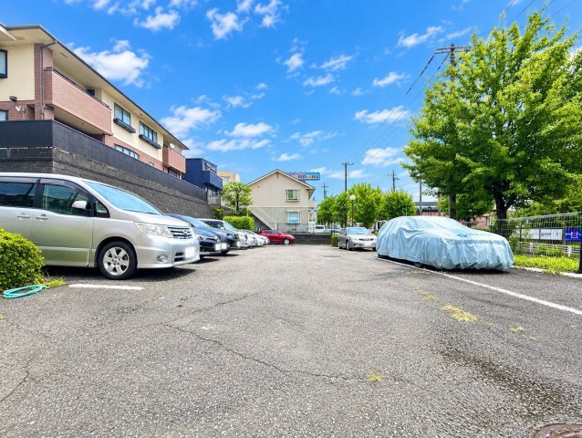 東急ドエルあざみ野カスタニアの駐車場|平置き駐車場でスムーズな入出庫。