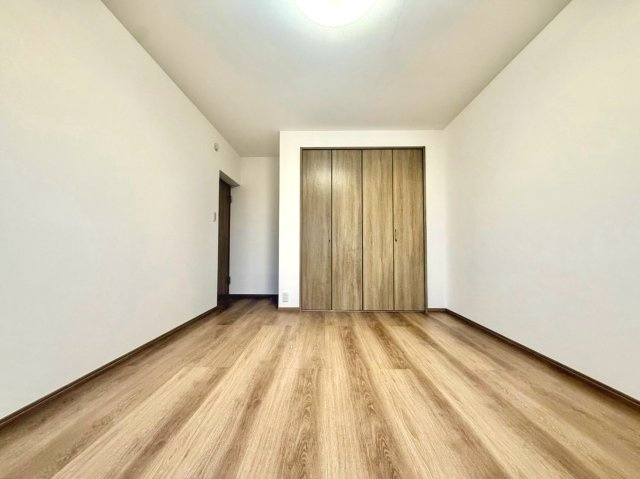東急ドエルあざみ野カスタニアの洋室|収納と居住空間のバランスが良く、日常生活を快適にサポートします。