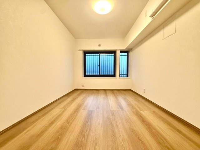 東急ドエルあざみ野カスタニアの洋室|収納と居住空間のバランスが良く、日常生活を快適にサポートします。