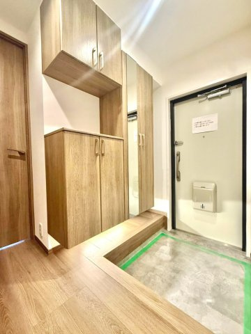東急ドエルあざみ野カスタニアの玄関|ゆとりあるスペースを確保し、出入りのしやすさと快適性を兼ね備えた設計です。