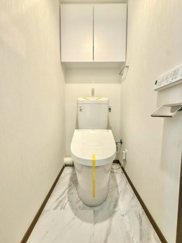 東急ドエルあざみ野カスタニアのトイレ|清潔感のある落ち着いた空間に仕上げられたトイレは、毎日快適にご利用いただけるよう配慮された設計です。