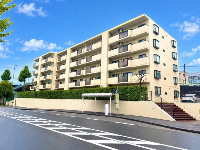 東急ドエルあざみ野カスタニアの外観|落ち着いた雰囲気の外観です。
あざみ野駅から都心の渋谷駅へは約20分の他、あざみ野駅は横浜市営地下鉄ブルーラインの始発駅でもあり、東海道新幹線の通る新横浜駅や横浜方面へも直接アクセスすることが可能。