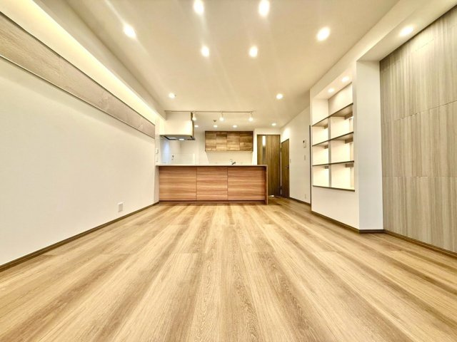 東急ドエルあざみ野カスタニアの居間・リビング|広々としたリビングは家具配置の自由度も高く、ご家族での団らんや来客時にもゆとりある時間をお過ごしいただけます。