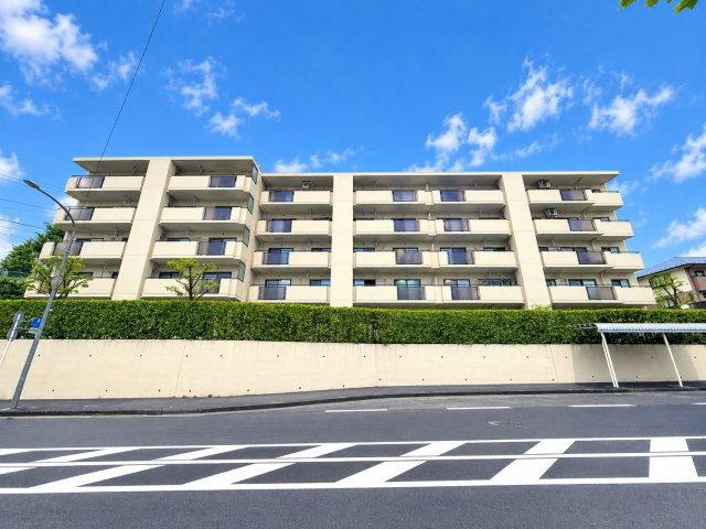 東急ドエルあざみ野カスタニアの外観|街並みに調和しながらも存在感を放つ佇まい。
駅前には、スーパーやドラッグストア、各種飲食店などの商業施設が集まっています。
