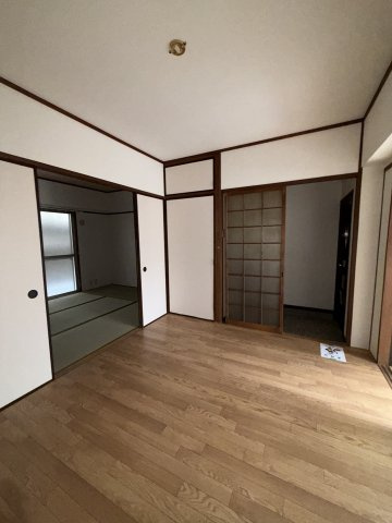 ロイヤルハイツの居間・リビング