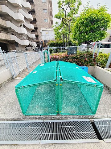 レジェンダリー小松の駐車場