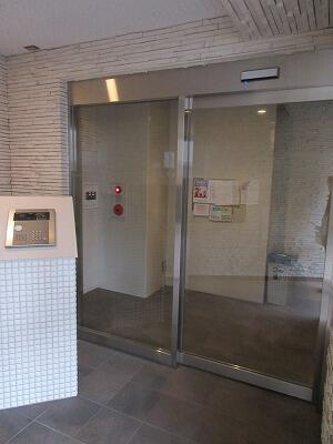 川崎市多摩区登戸の賃貸マンションのエントランス|ゆとりのあるエントランスです