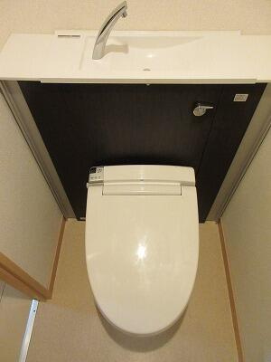 川崎市多摩区登戸の賃貸マンションのトイレ|清潔感のあるトイレです