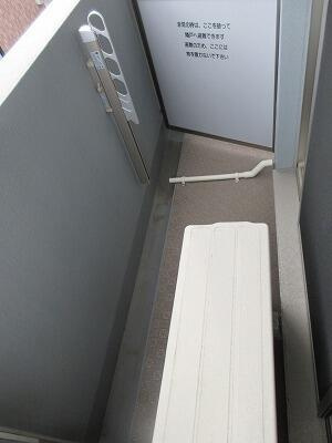 川崎市多摩区登戸の賃貸マンションのバルコニー|外からの目が気にならないバルコニーで洗濯物が干せます
